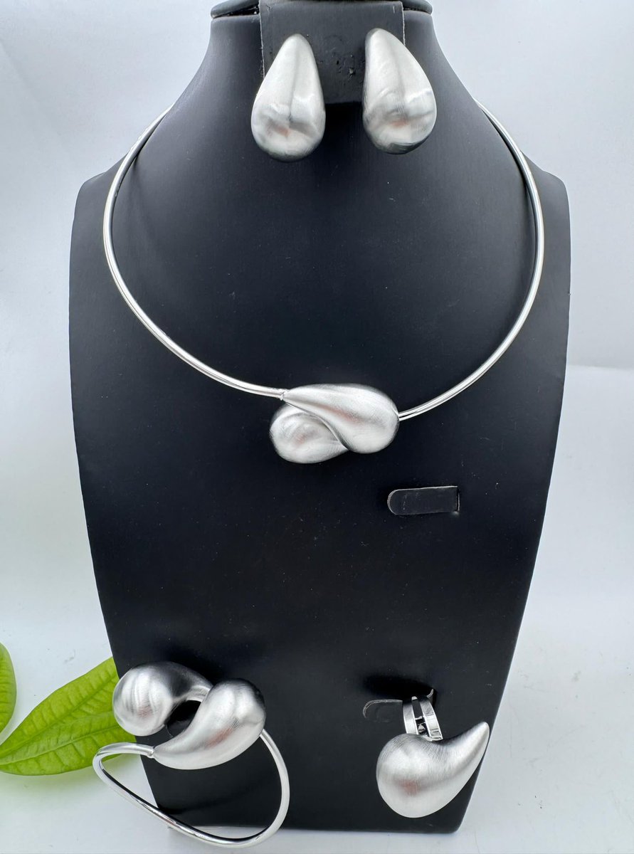 Kemsky_W's tweet photo. Complete Set Costume Jewelry ✨
Non-tarnish ✅ Skin-friendly ✅ Durable✅
🏷️#22,000.
Please Repost🙏🏽
#pagesbydamicommerce #pagesbydamivisibilitydrive
#PBDfashion https://t.co/gMwiQtoZAe