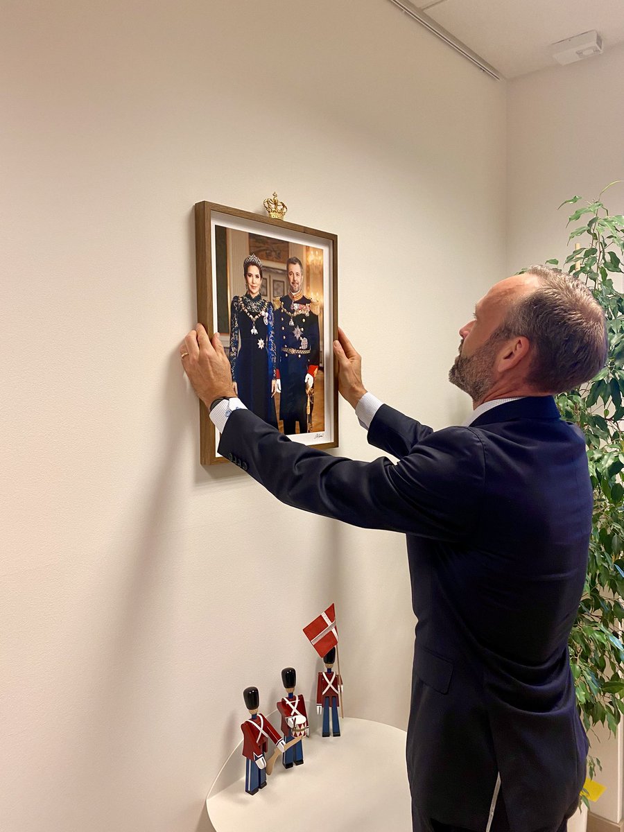 DKambPL's tweet photo. The new portraits of His Majesty King Frederik X and Her Majesty Queen Mary have arrived to Warsaw! 

#DenmarkInPL https://t.co/2iiUxEOyo0