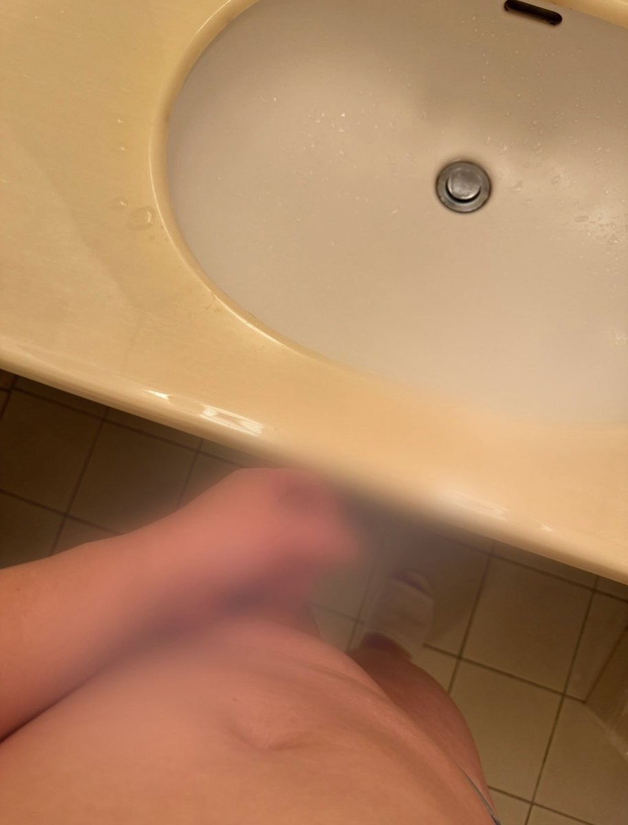 ana_uke555's tweet photo. 勃起チンコ、片手で隠れる
こんなチンコはどーですか？

いいね！リポスト！興奮します！
粗ちんの感想や晒し、見られて笑われたりバカにされると興奮します。晒されて色んな人に自分の粗ちん見られたい。 https://t.co/wa8mTuVDgb