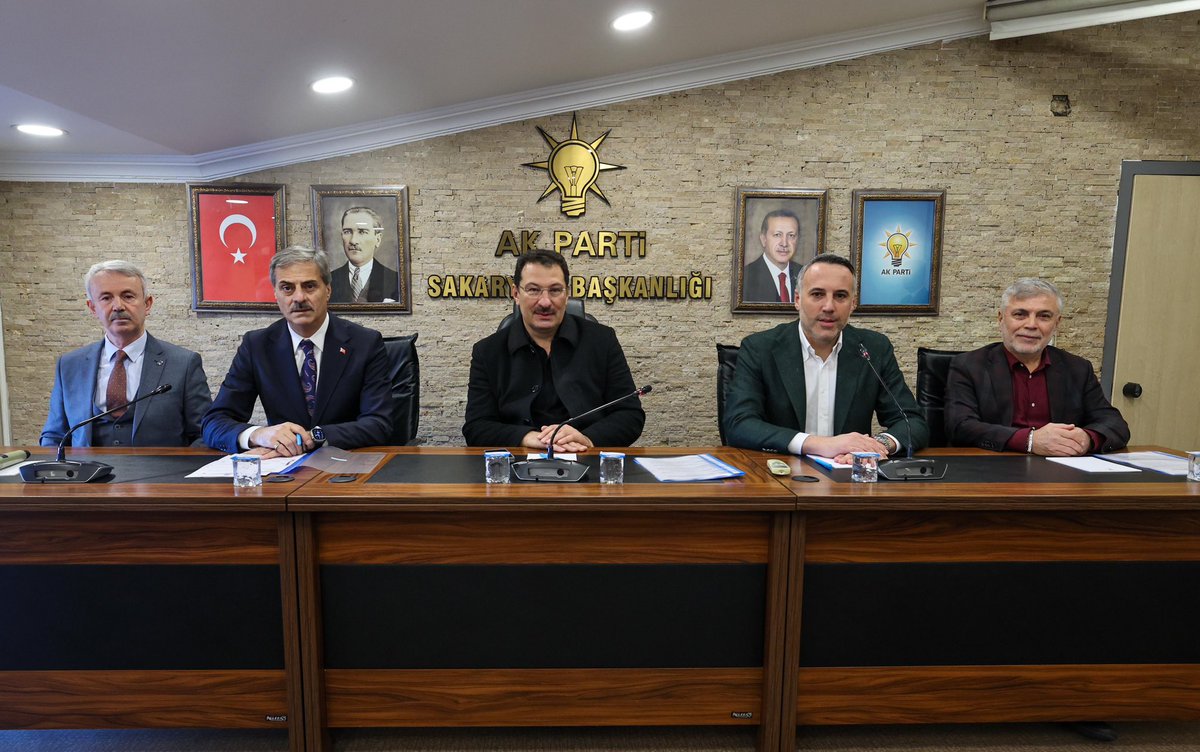 yunustever's tweet photo. Aralık ayı olağan Büyükşehir Belediye Meclisi Grup toplantımızı, AK Parti Genel Başkan Yardımcımız Sayın Ali İhsan Yavuz’un katılımıyla gerçekleştirdik. 

Sakarya’mızın sürdürülebilir gelişimini destekleyecek gündemler ve projeler üzerinde durduk. Belediye Meclis kararlarının şehir genelindeki etkilerini detaylı bir şekilde inceledik ve Sakarya’mızın kalkınmasını hızlandıracak adımları belirledik.

Katılım ve katkıları için Kıymetli Genel Başkan Yardımcımıza, Büyükşehir ve İlçe Belediye Başkanlarımıza ve tüm meclis üyelerimize teşekkür ediyorum.