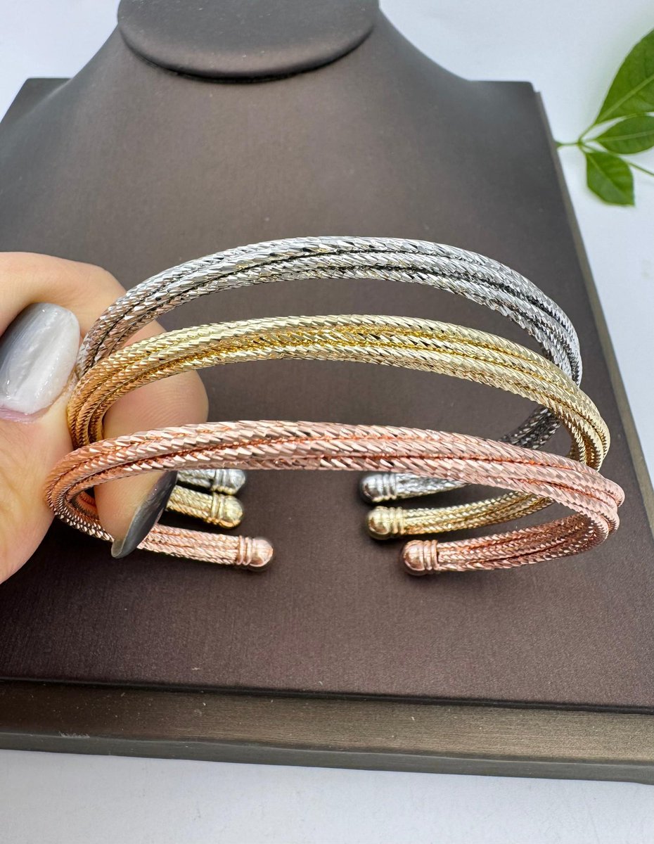 Kemsky_W's tweet photo. 3 in 1 Three-tone Bracelet✨
Non-tarnish ✅ Skin-friendly ✅ Durable✅
🏷️#17,000.
Please Repost🙏🏽
#pagesbydamicommerce #pagesbydamivisibilitydrive
#PBDfashion https://t.co/hjhO28XF5R