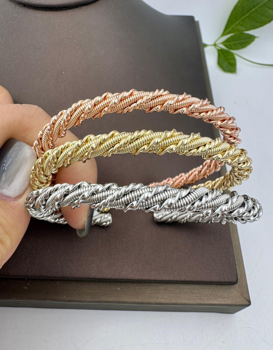 Kemsky_W's tweet photo. 3 in 1 Three-tone Bracelet✨
Non-tarnish ✅ Skin-friendly ✅ Durable✅
🏷️#17,000.
Please Repost🙏🏽
#pagesbydamicommerce #pagesbydamivisibilitydrive
#PBDfashion https://t.co/hjhO28XF5R