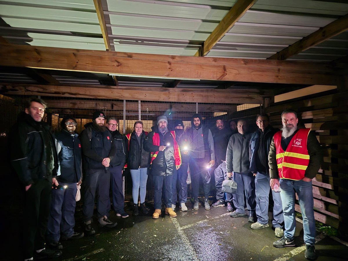 CFaptcgt59's tweet photo. Mondial relay: une 20aine de salariés.e.s en débrayage sur la brigade de nuit 💪 jeudi dernier : le 05 décembre à Hem.
————
#fapt59 #CGT #laposte #mondialrelay #peakperiod #surcharge #colis #Colissimo #Logissimo https://t.co/Z1oAkep5Zz