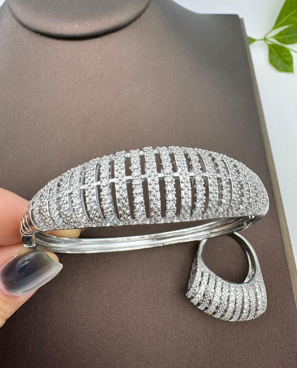 Kemsky_W's tweet photo. Costume Bracelet and Ring Combo✨
Non-tarnish ✅ Skin-friendly ✅ Durable✅
🏷️#16,000.
Please Repost🙏🏽
#pagesbydamicommerce #pagesbydamivisibilitydrive
#PBDfashion https://t.co/6Oc6M3eZqv
