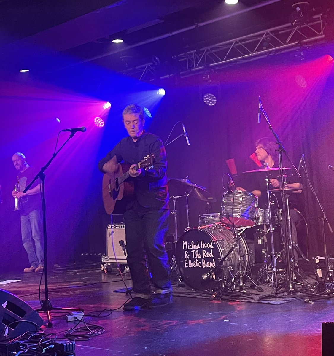 AntSSimo19's tweet photo. Magnificent @michaelheadtreb last night. One of my favourites. Mick and band superb.
Great gig @Foundrysu
Managed to bag a copy of #HMSFable aswell.
Is right !! https://t.co/I7ccaBMzmh