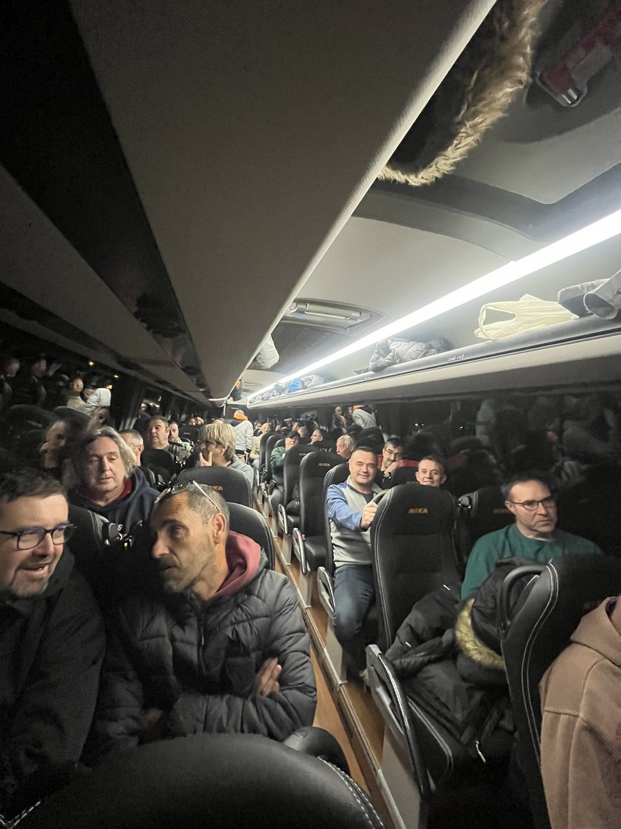 CarlaPomerol's tweet photo. Avui, a les tres de la matinada, 120 pescadors de Tarragona han pujat a un autobús, han fet gairebé 600 km per anar a Madrid a defensar el futur del seu ofici, de la seva vida. Jo els he volgut acompanyar. En una horeta arribem a la capital!
#pescadors
#elserrallo https://t.co/GqLV8ucfJB