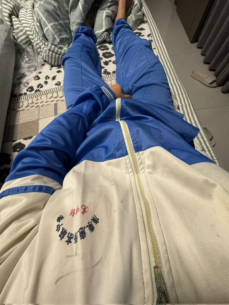 putongren_1's tweet photo. 一只小狗不知不覺被惠高校服駕馭了，內心隱藏的一股神秘力量��將爆發…… https://t.co/ulu1jG633E