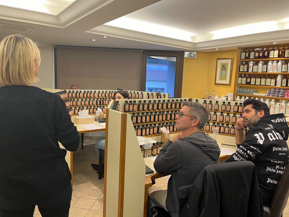 explorenca's tweet photo. @ExploreNCA a accueilli 7 agents de voyages ce WE dans le cadre des prétours Art de Vivre &amp; Prestige.
Un programme riche en découvertes pour promouvoir les trésors de #NiceCotedAzur : food tour à Nice, dégustation de 🍷 au Château de Bellet, création de parfum chez Galimard... https://t.co/D4sJSmtFHa