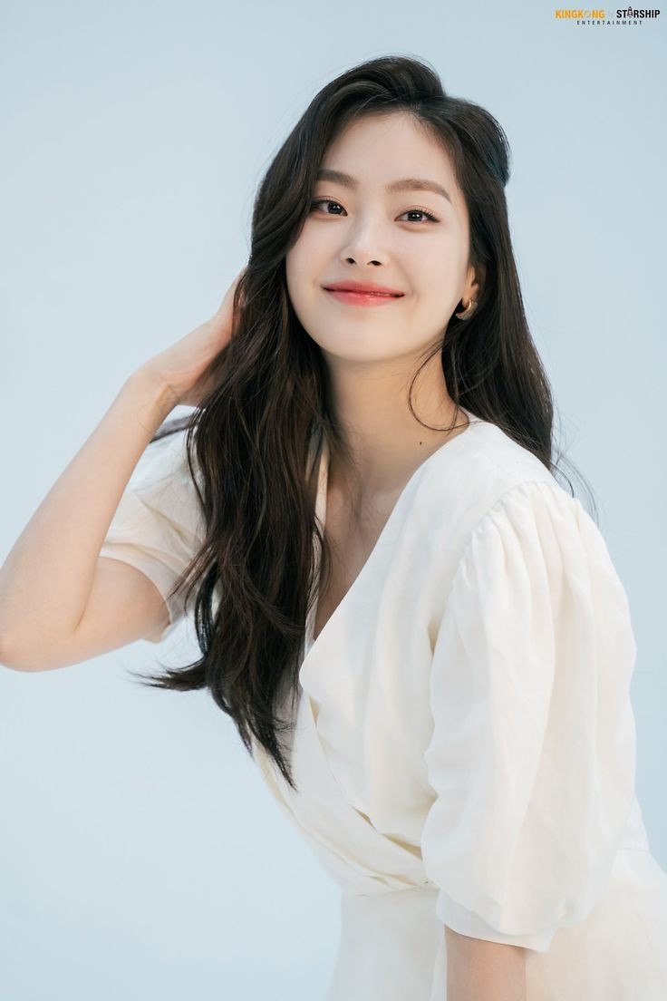 ㅤ
Dengan senyuman ramah, Kikuzawa memperkenalkan dirinya. "Selamat siang dan selamat datang di Eiken. Saya Kikuzawa Yūne, Kepala Eiken. Sebelum ke rangkaian acara selanjutnya, kalian dapat menikmati terlebih dahulu hidangan yang disiapkan oleh Eiken."
ㅤ