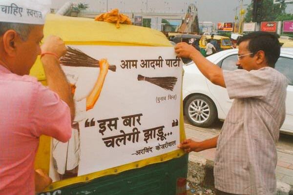 ArvindKejriwal's tweet photo. ये बहुत पुरानी तस्वीर है। जब नई नई पार्टी शुरू की थी। मैं और मनीष ख़ुद एक एक ऑटो के पीछे पोस्टर चिपकाया करते थे। तब से ही ऑटो वालों ने हर बार खूब साथ दिया है। https://t.co/trbvcbjyKO