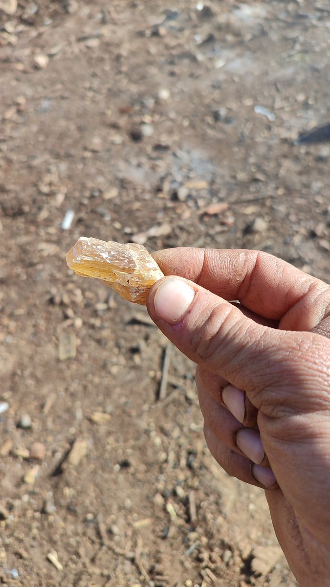 ARKADAŞLAR BU TAŞIN BİR FARKLI OLDUĞUNU GÖRDÜM SU İLE YIKAYINCA FARKLI BİR GÖRÜNTÜ HALE GELMİŞ OLDU 
BURADAN SESLENMEK İSTEDİM ÖNEMİ DEĞERİ OLDUĞUNU DÜŞÜNÜYORUM