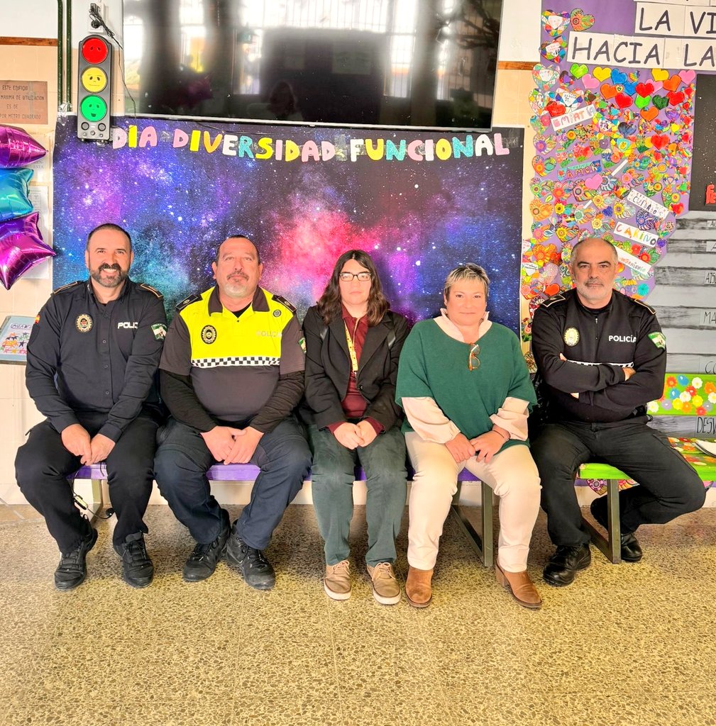 Agradecemos al #CEIPSanSebastian de La Puebla del Río la invitación a la inauguración del "Aula de las Estrellas". Una mañana de diversión y aprendizaje con todo el centro con <a href="/elpolipaco/">El poli paco</a> , Policía de Coria #PoliManolo y <a href="/TeavialO/">@TEAVIAL_OFICIAL</a>