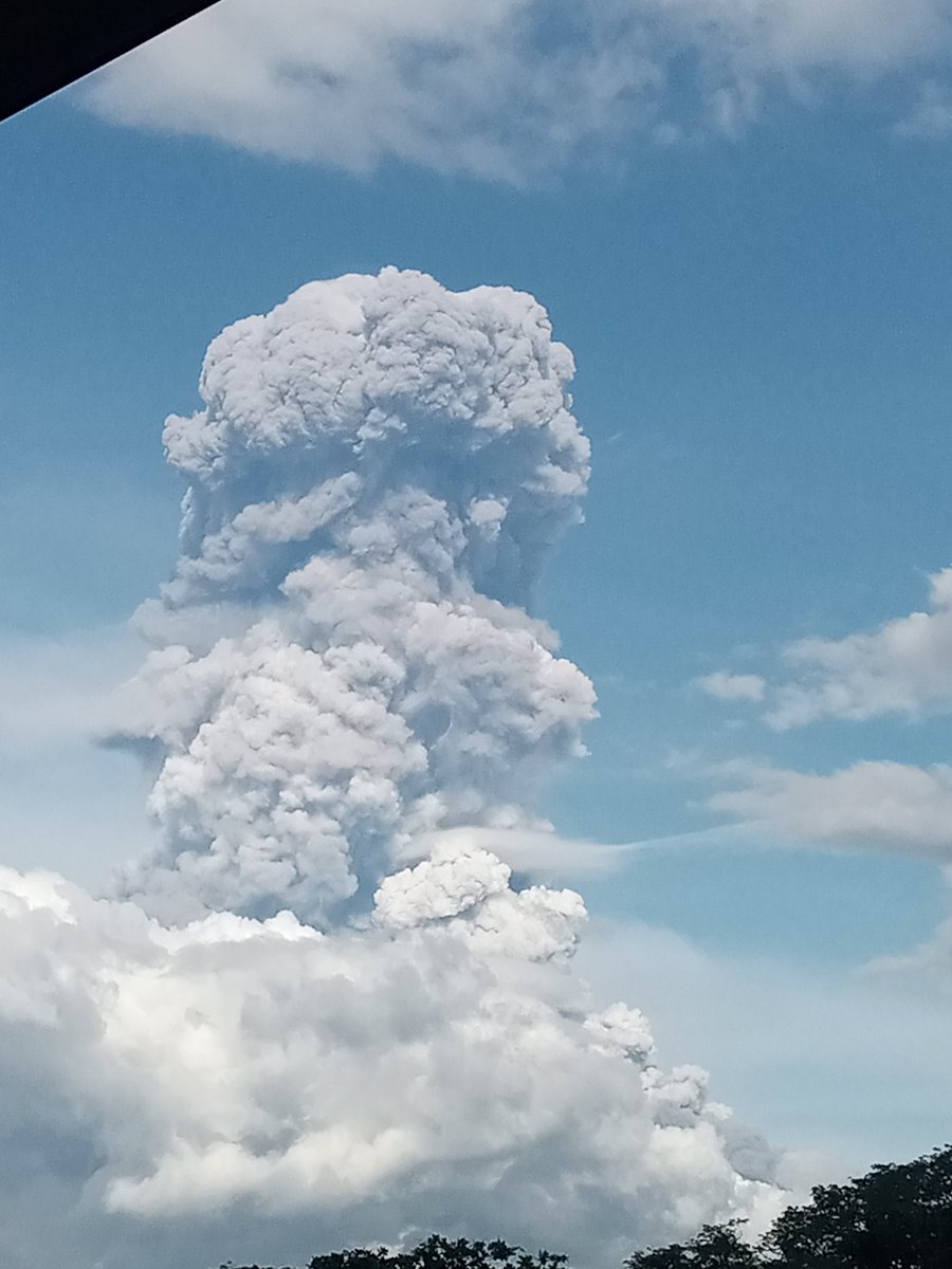 sagesaldvr's tweet photo. akala namin lindol, 'yun pala pumutok yung Mt. Canlaon huhuhu keep safe negrenses!!🥺🙏🏻 https://t.co/lD6emuxeCB