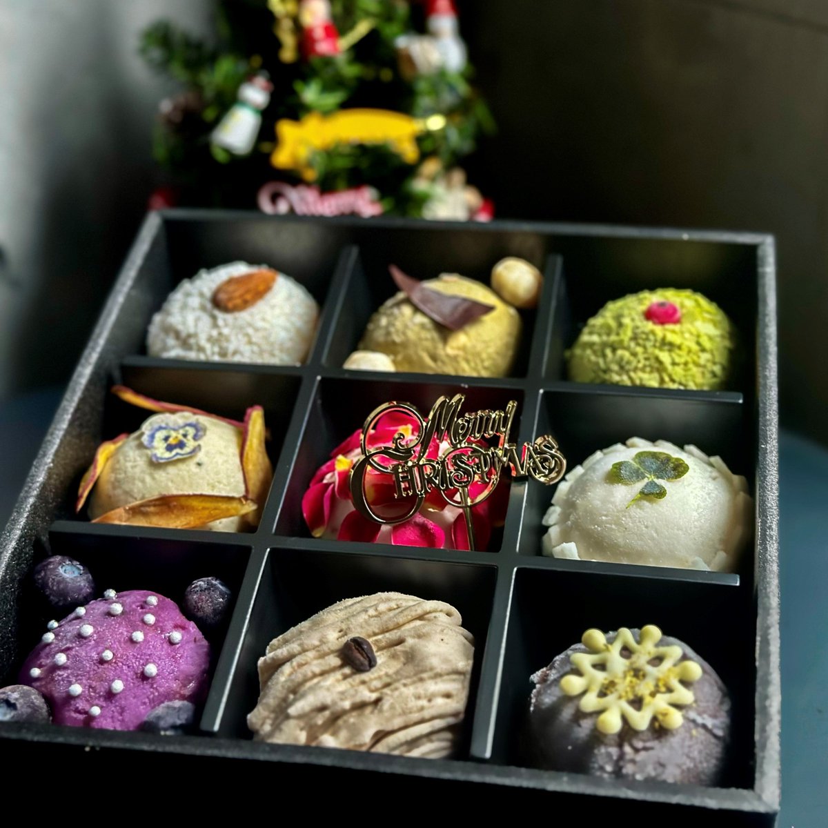 ByEmotion_Japan's tweet photo. 【Gelato 9.クリスマス限定ジェラートボックス】

厳選素材で作られた「Gelato9 Gelato Box」は濃厚で贅沢な味わい。カラフルで美しい #ジェラート が9種類詰め合わさった ＃クリスマス 限定の特別なボックスです

🎅 12月18日までのご注文で12月25日までにお届け！

https://t.co/d7NM4c3K6C https://t.co/dnEFK7AJdr