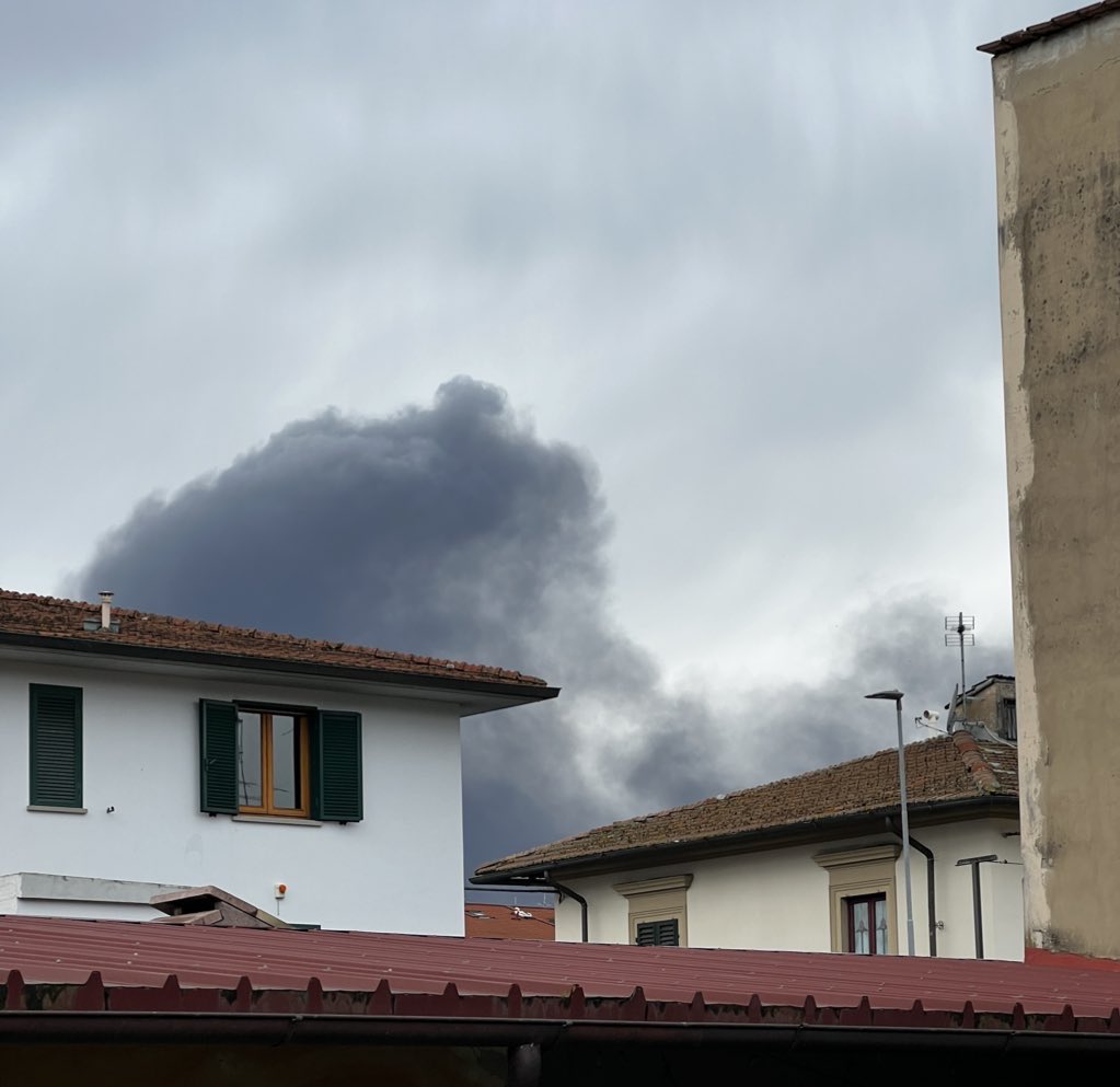 mttsiracusano's tweet photo. @firenze #firenze #esplosione
? 
Verso prato @CittaMetro_FI https://t.co/EXrZRNd0qS