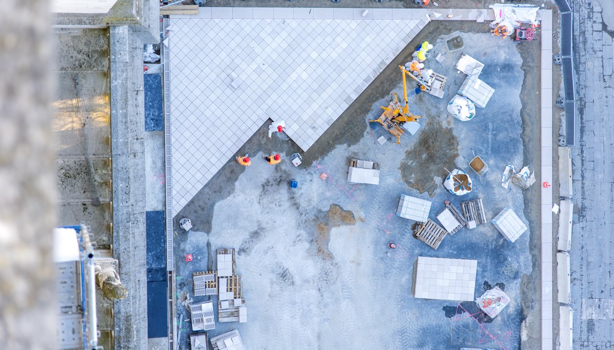 La cathédrale Notre-Dame rouvre ses portes avec un parvis flambant neuf ! 🔥 

<a href="/GroupeColas/">Groupe Colas</a> a installé les pierres de Comblanchien pour mettre en valeur ce patrimoine exceptionnel. 

Félicitations aux équipes de Colas France ! 👏