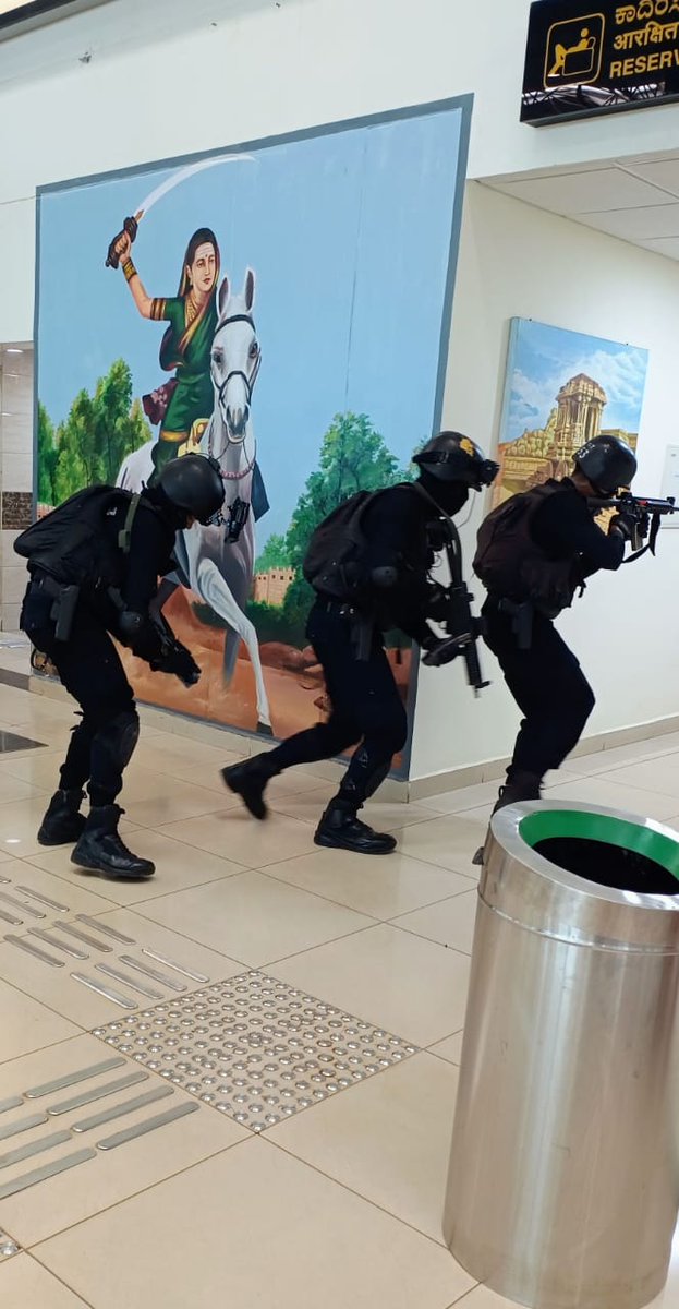 aaihbxairport's tweet photo. Our commitment for provision of secure flight to our passengers is unwavering.Garuda Commando Force of Internal Security Division, Karnataka Conducted a successful Counter Terror Mock Drill at Hubli Airport with full enthusiasm.
#CTMD #GarudForce
@AAI_Official @AAIRHQSR @aairedsr https://t.co/bL0yDCXf7h