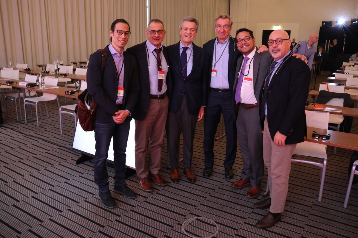 dhzcharite's tweet photo. ☝ #Rückblick auf ein starkes #Event:
👉#ValveExperience letzte Woche am #DHZC👈
8 Live Cases: Minimal-invasive #Mitralklappenrekonstruktion, #Mitralklappen- und 
#Aortenklappenersatz &amp; #DAVID-OP. Internationale Bühne &amp; Spezialist:innen aus 11 Ländern ➡️ https://t.co/cIuLiQWtRv https://t.co/P01yhJSjz1