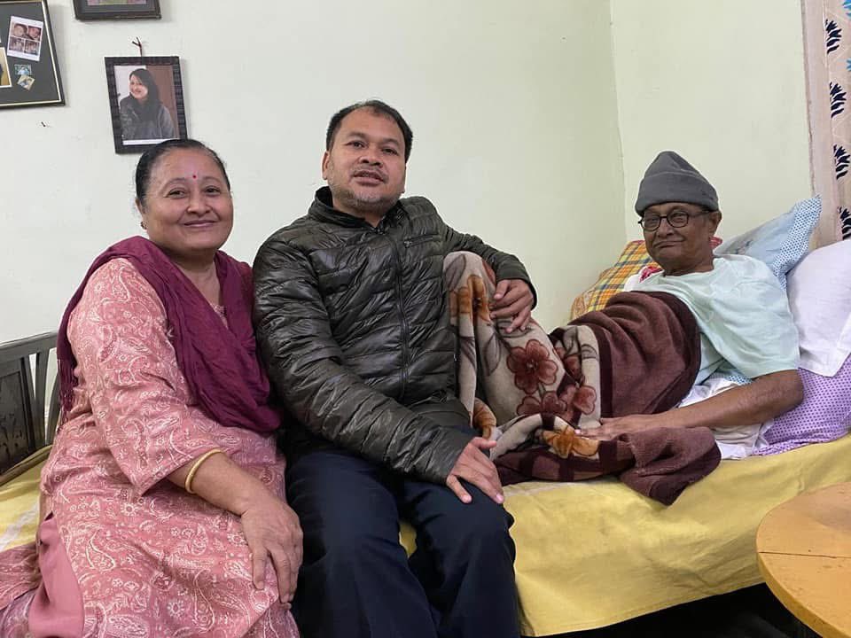 AkhilGogoiAG's tweet photo. ভৰালী ছাৰৰ আশীৰ্বাদ ল’লোঁ। ভৰালী ছাৰ মানে উদয়াদিত্য ভৰালী ছাৰ। মোৰ গুৰু, মোৰ পিতৃ। ৰাজনৈতিক জীৱনৰ পথ প্ৰদৰ্শক। লগত মোৰ মৰমৰ , শ্ৰদ্ধাৰ বাইদেউ। https://t.co/QI0kd19XRr