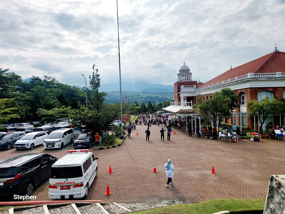 The_Docturbo's tweet image. My son&apos;s school here in Indonesia located outside of your card about 40 km and the mountains about 250 M elevation just below the volcano chain that runs across Java for having a sports Day celebration #Sampoerna
