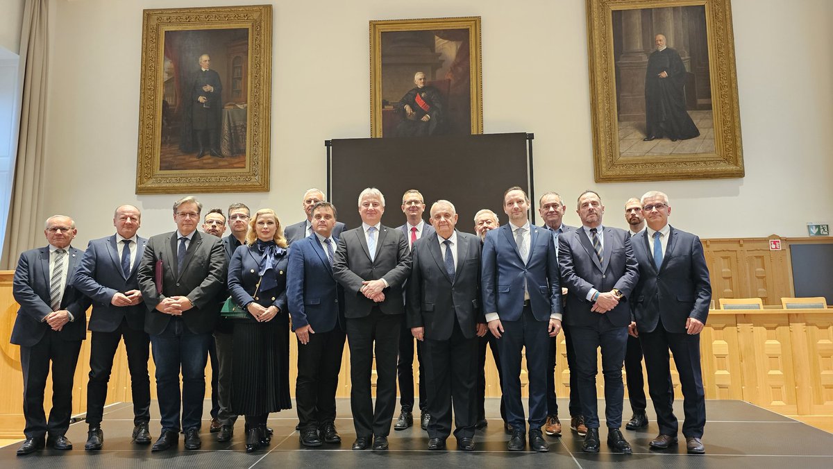 DrFangSimon's tweet photo. KDNP Országos Választmány,  Tisztújító Ülésén tegnap újra választottuk Dr. Semjén Zsoltot elnöknek. A 80 éves KDNP Európában egyetlen történelmi, keresztény-szociális, világnézeti párt, mely gyökereit el nem hagyva tudott társadalom alakító erő maradni. 🇭🇺 https://t.co/maHhNFVF75 https://t.co/U6UvX5WwNM