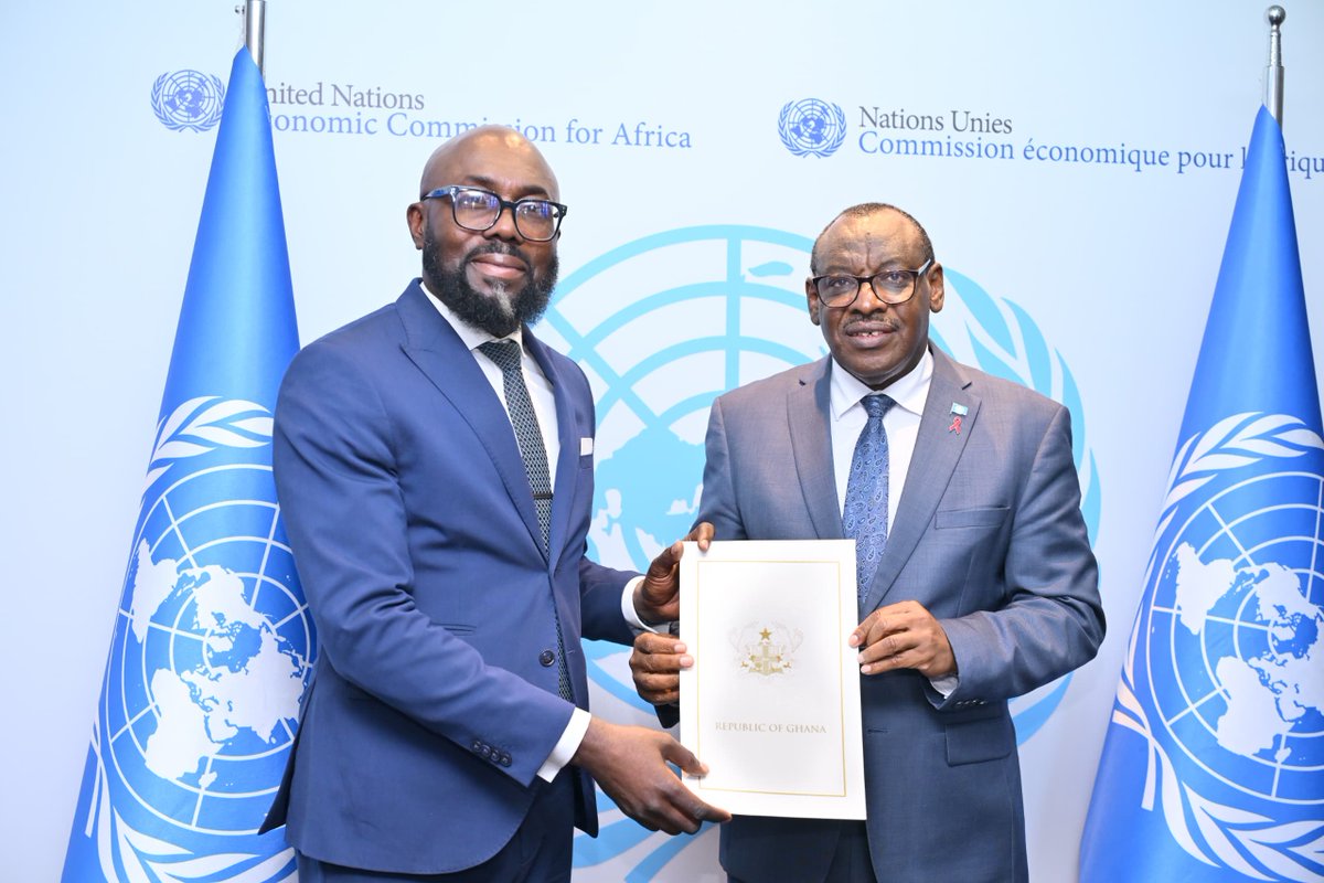 ECA_OFFICIAL's tweet photo. Executive Secretary @ClaverGatete received the credentials of HE Amb. Dr. Robert Afriyie today. Congratulated #Ghana on the peaceful elections & agreed on continued collaboration to advance macroeconomic priorities, #IPRT and cross-border Cocoa #RVCs and tackle #debt issues. https://t.co/QxeCKL4Ar1