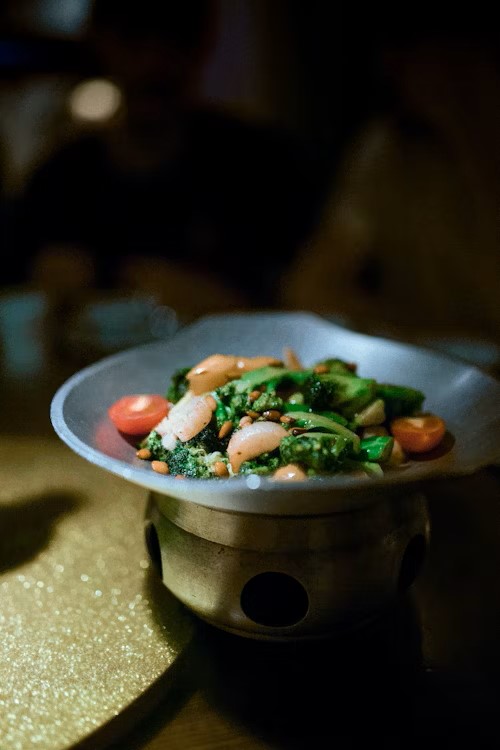 FavoriteCute251's tweet photo. A delicious and healthy dish! This plate features a vibrant mix of broccoli, shrimp, and cherry tomatoes, creating a colorful and appetizing meal. https://t.co/tFQp9311lr