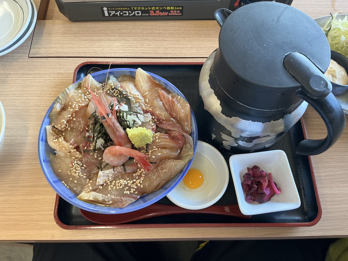 _fromage's tweet photo. 富山県氷見市　魚市場食堂
氷見海鮮漬け丼定食、本日の鮮魚フライ、生ビール
20241104

#ふろまごはん https://t.co/9oPLrossYM