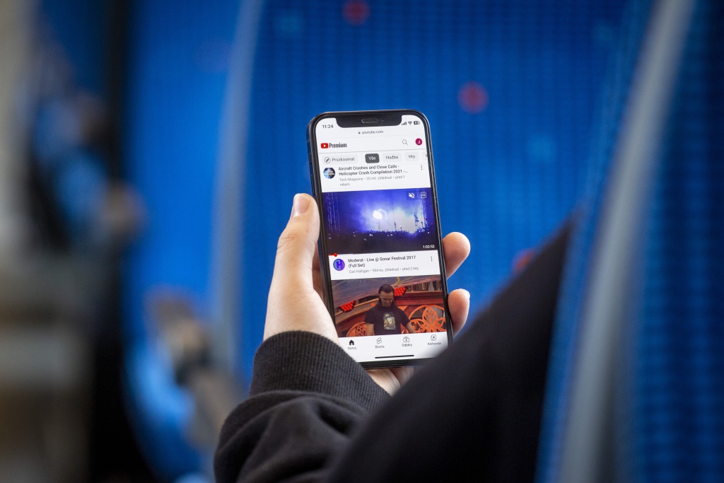 MKrapinec's tweet photo. Lepší mobilní signál ve vlacích bude! 📶

Podepsali jsme smlouvu na dodání a instalaci 5G opakovačů mobilního signálu do jednotek #Pendolino, #railjet a #InterPanter. Zástavbu zajistí konsorcium firem @CDTelematika a Kontron Transportation s.r.o.

S instalací prvních opakovačů chceme začít v prvních měsících příštího roku u jednotek railjet. Slibujeme si od toho, a máme díky rozsáhlému testování přímo v praxi i ověřeno, že opakovače výrazně zlepší dostupnost datových a hlasových služeb v našich nejrychlejších vlacích. Vlak se pak pro naše cestující promění v plnohodnotný train-office.

Aktuálně máme v běhu i další velkou zakázku, a to na laserovou úpravu oken pro snazší průchod mobilního signálu ve více než 200 jednotlivých vozech, které využíváme na hlavních tratích.

#CeskeDrahy #moderne #spolehlive