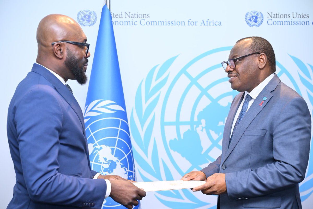 ECA_OFFICIAL's tweet photo. Executive Secretary @ClaverGatete received the credentials of HE Amb. Dr. Robert Afriyie today. Congratulated #Ghana on the peaceful elections & agreed on continued collaboration to advance macroeconomic priorities, #IPRT and cross-border Cocoa #RVCs and tackle #debt issues. https://t.co/QxeCKL4Ar1