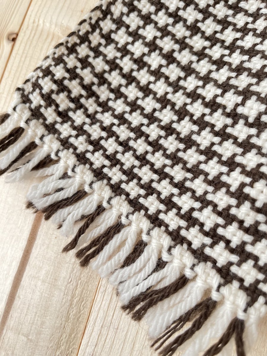 Handwoven from undyed Falkland Islands merino with UK Alpaca in brown. 

Showing here as a neckwarmer, but available as a scarf and loop scarf.

justwooltextiles.co.uk
