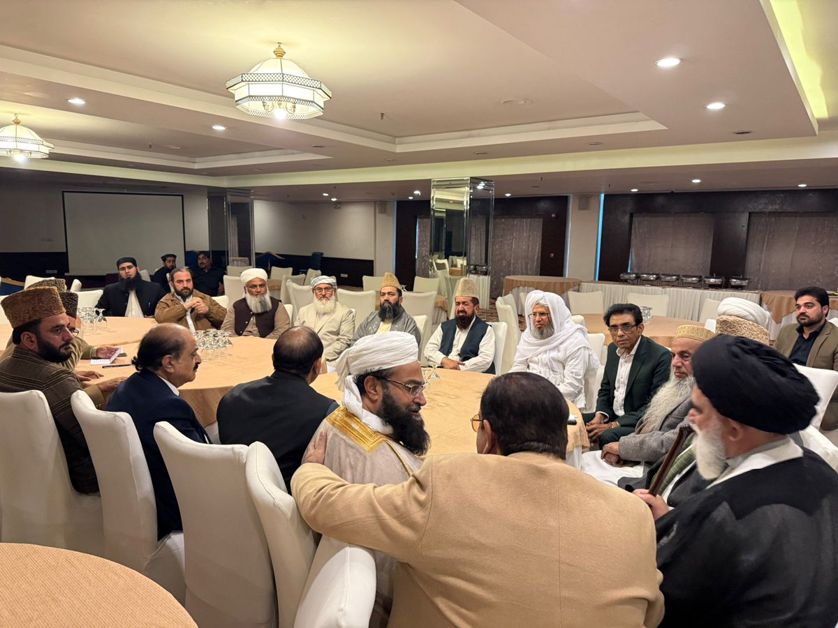 ایک بات جو ہر پاکستانی کو یاد رکھنی چاہیئے کہ کل یہی دستار و جبہ والے جب کسی اور کے اشارے پر جمع ہونگے تو کم از کم گالیاں سب علماء کرام کو نہ دیجئے گا..
یہ لوگ ہر دفعہ اپنی فیملی سے زیادہ اداروں کے ناز و نخرے اٹھانے والے ہیں اور اسی کو ہی دنیا و آخرت کی کامیابی سمجھتے ہیں..