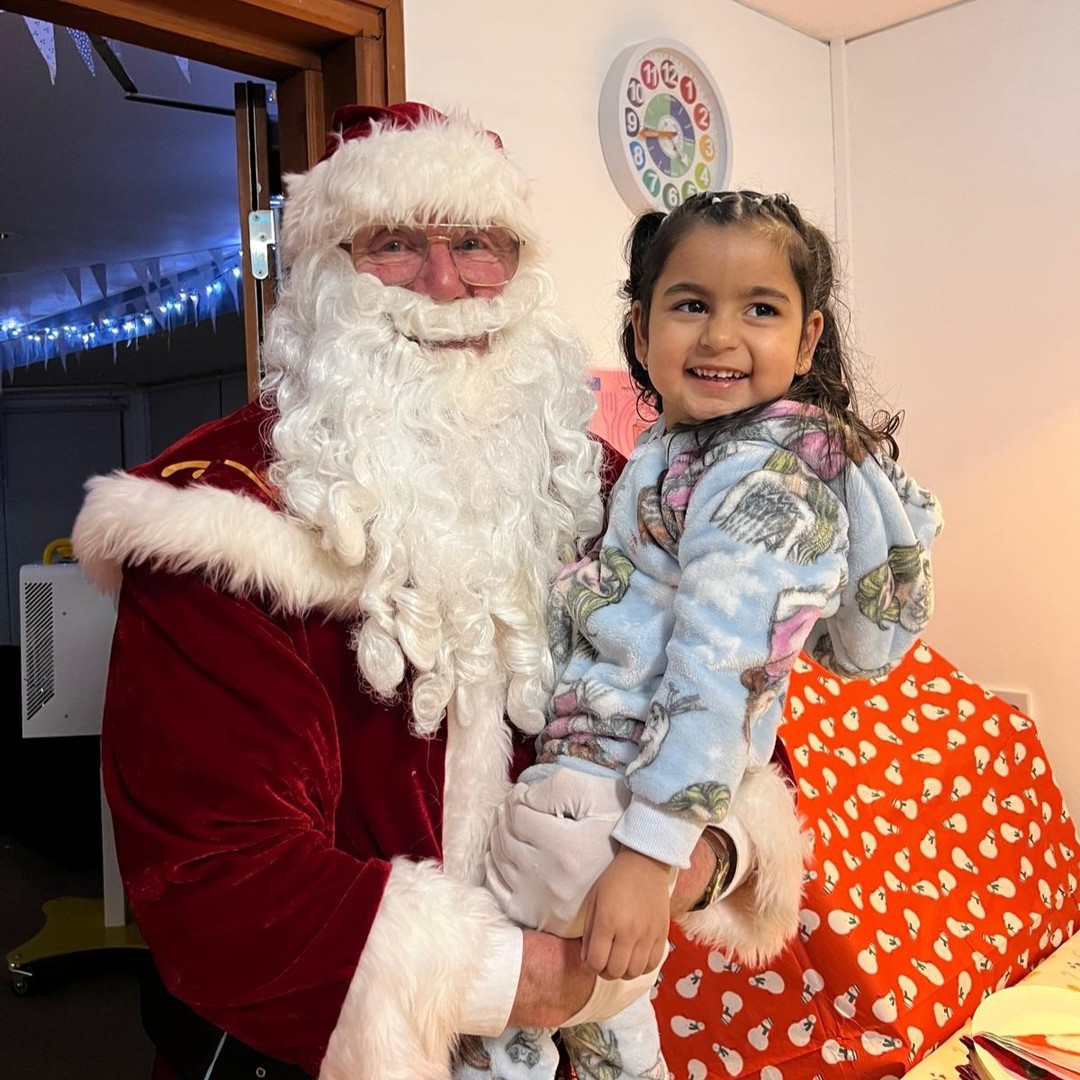 LauraWAcorns's tweet photo. The Birmingham Royal Ballet joined children and families in switching on the festive lights at Acorns Birmingham hospice
Every year, each of our hospices hold their own festive light switch on where the whole community can come together to kickstart the holiday season. https://t.co/wtQjGqJI09