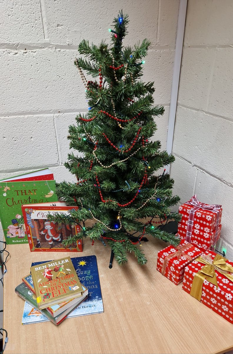 Wakefield_SLS's tweet photo. We may be busy selecting for the Spring term orders, but there's still time to trim up for Christmas! Feeling much more festive in the library now ππππ
#SchoolsLibraryService #ChristmasInTheLibrary #ReadingForPleasure https://t.co/vRHczHY0ZH