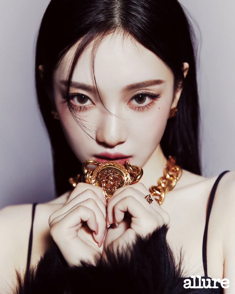 Ningninwg's tweet photo. it’s a fierce and fabulous festive ☆ I’m doing a special collaboration with Versace to be a winter cover for allure korea, gold medusa chain on my neck as a statement of how women can be independent and bold with our very own strengths. Time to shine, my girls! https://t.co/VmDAXa03OZ