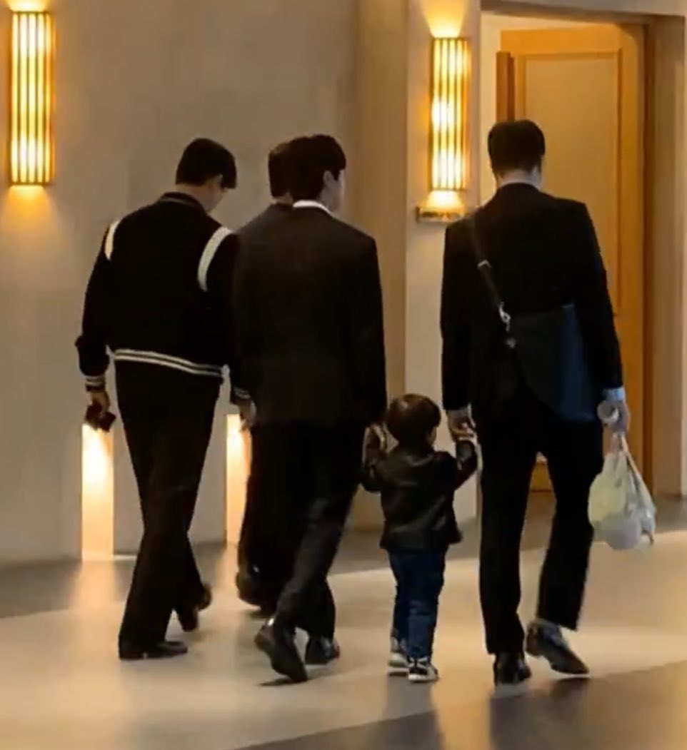 มือซ้ายจับคุงอาซอกจิน มือขวาจับปะป๊า น่ารักจัง🥺🤏🏻