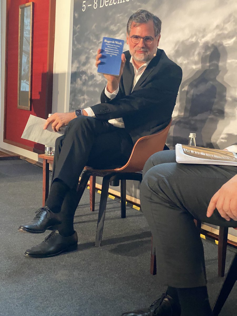 Demokratie in Zeiten der Krise: Der Chef des Bundeskanzleramtes, BM Wolfgang Schmidt, empfiehlt das neue Buch von Roger de Weck, >Das Prinzip Trotzdem. Warum wir den Journalismus vor den Medien retten müssen<. Wichtiges Buch!
