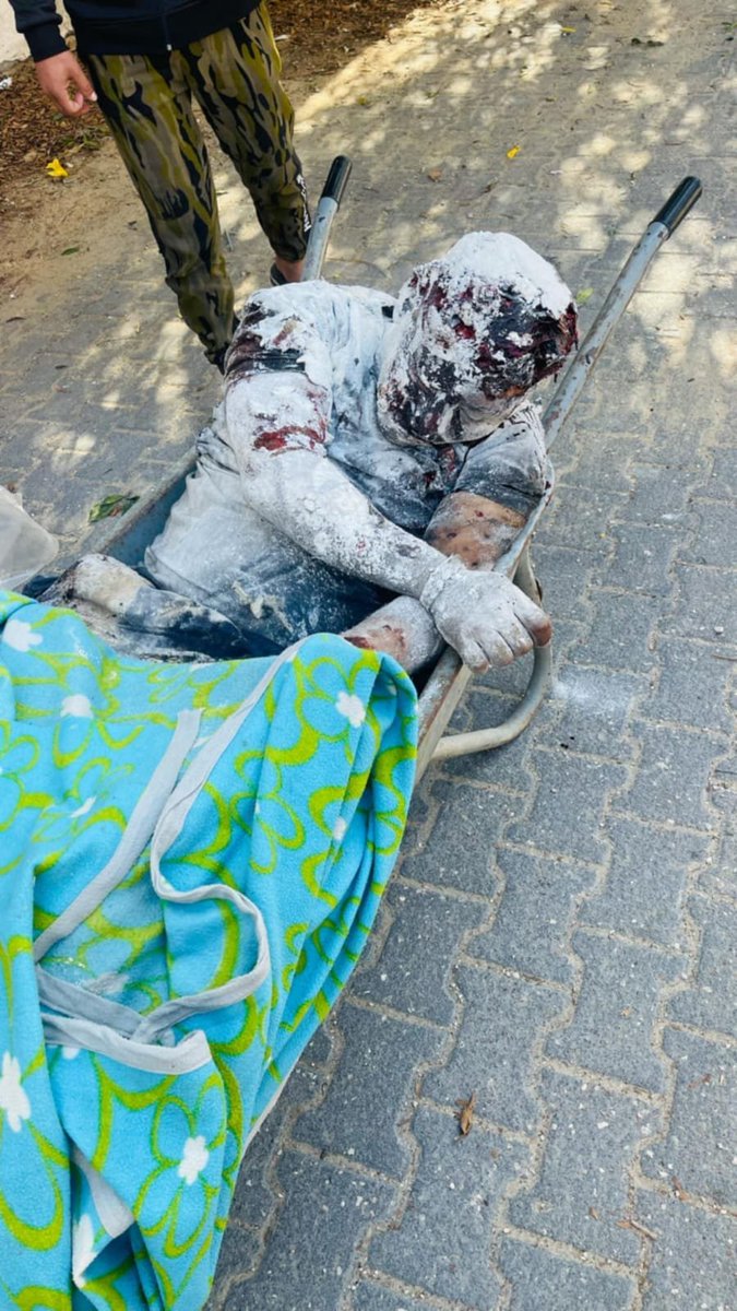KhaledSafi's tweet photo. شهيدان ذهبا لاستلام كيس طحين في رفح..
المجزرة التي تُنسى.. تتكرر
إياك أن تعتاد المشهد https://t.co/UjDT1TRWeB