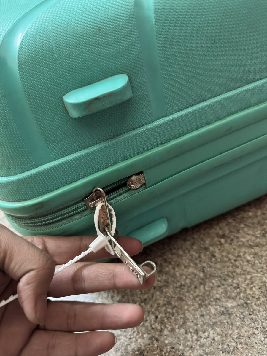 Manas_bhatt13's tweet photo. @AkasaAir This is the service I experienced with Akasa Airlines.

The airline damaged my trolley bag, locked the chain with a white strip, and hid it at the bottom so it wouldn’t be noticed. When I found out at home, they said I should’ve claimed it at the airport. Unacceptable! https://t.co/AKgIYwXKoy