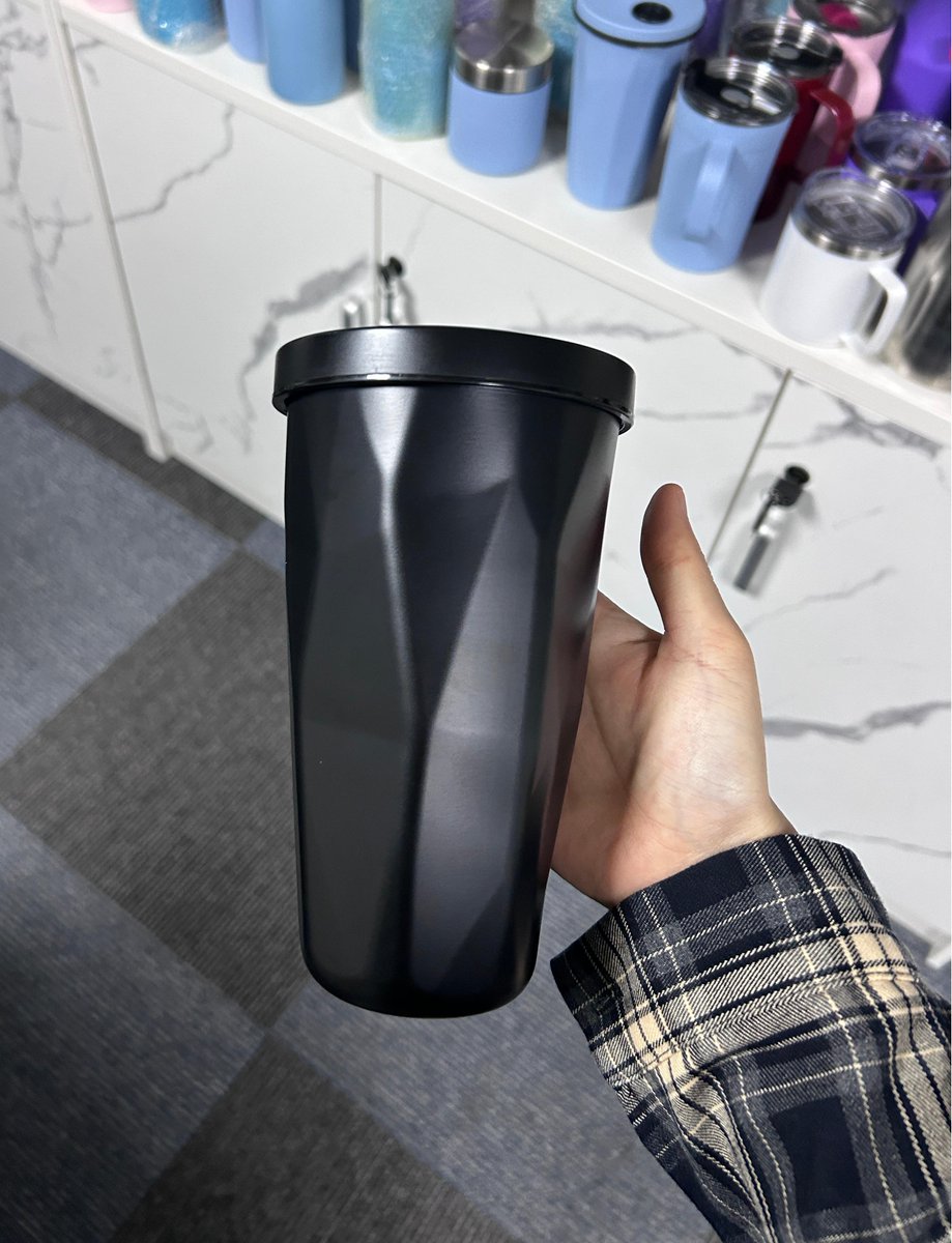 catherine_1069's tweet photo. 🖤 Irregular shape double walled stainless steel straw drinking tumbler with stainless steel straw- no vacuum no insulated tumbler
* Custom logo: laser logo
* Package: colorful box
* Color: pantone color
#tumbler #coffee #drinking #hydration #fashionstyle https://t.co/MxsLfsYzvP