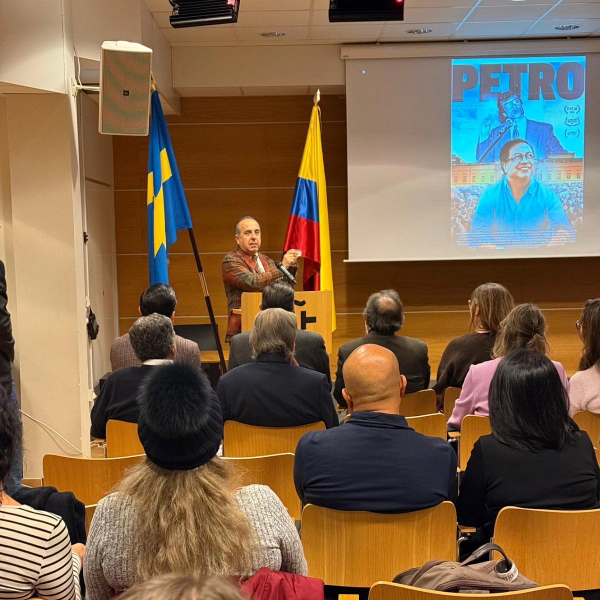 El pasado viernes 29 de noviembre, la Embajada de Colombia presentó el documental “Petro”, el cual muestra 
los momentos más icónicos en la vida del mandatario, cuya llegada a la Presidencia refleja la fortaleza de la democracia e institucionalidad en Colombia.