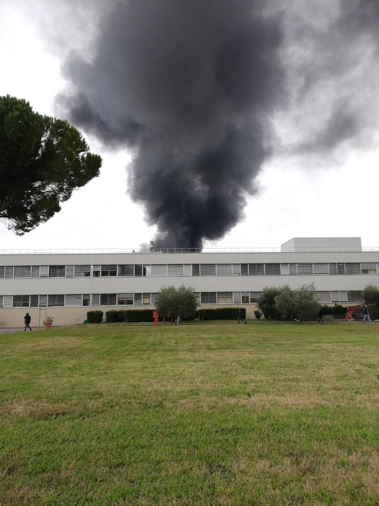 Eleonor18590923's tweet photo. Fortissima esplosione di una raffineria tra Campi Bisenzio e Calenzano. Onda d’urto dell’esplosione avvertita in tutta la zona di Firenze e provincia. Fiamme alte diversi metri e fumo nerissimo, probabilmente diversi feriti. Si raccomanda di chiudere le finestre. https://t.co/ByG1HyT482