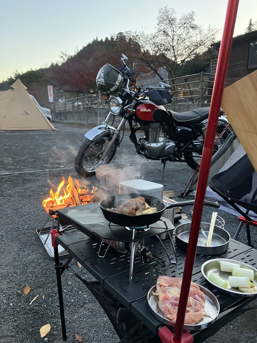 sukerock009's tweet photo. 初めてソロツーリングキャンプ
略してツーキャン？キャンツー？
なるものデビューしました。

まだまだ未熟ですが
もっとコンパクトにできるはず。
が、車に慣れてるせいと不安からと
あれこれ持って行きたくなるこの感じ笑

シートバック持ってなかったので
ネットで浮浪者感を演出
#ソロキャンプ https://t.co/b8XJ0kyLHk