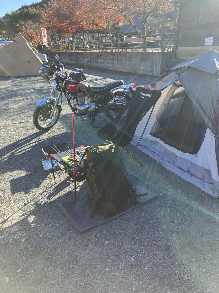sukerock009's tweet photo. 初めてソロツーリングキャンプ
略してツーキャン？キャンツー？
なるものデビューしました。

まだまだ未熟ですが
もっとコンパクトにできるはず。
が、車に慣れてるせいと不安からと
あれこれ持って行きたくなるこの感じ笑

シートバック持ってなかったので
ネットで浮浪者感を演出
#ソロキャンプ https://t.co/b8XJ0kyLHk
