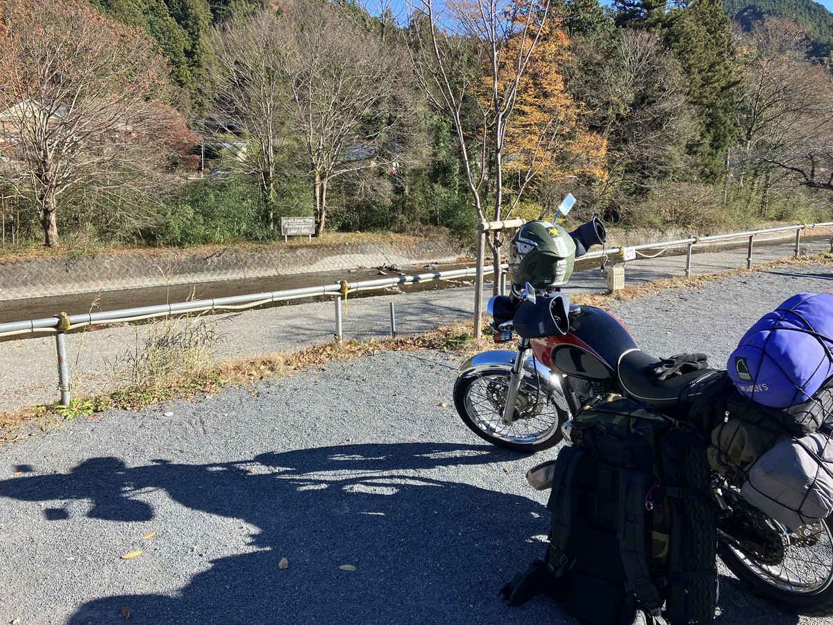 sukerock009's tweet photo. 初めてソロツーリングキャンプ
略してツーキャン？キャンツー？
なるものデビューしました。

まだまだ未熟ですが
もっとコンパクトにできるはず。
が、車に慣れてるせいと不安からと
あれこれ持って行きたくなるこの感じ笑

シートバック持ってなかったので
ネットで浮浪者感を演出
#ソロキャンプ https://t.co/b8XJ0kyLHk