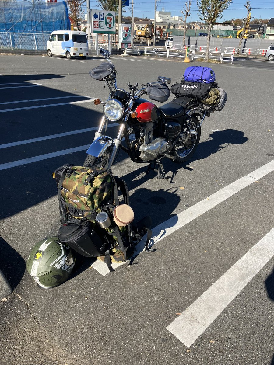 sukerock009's tweet photo. 初めてソロツーリングキャンプ
略してツーキャン？キャンツー？
なるものデビューしました。

まだまだ未熟ですが
もっとコンパクトにできるはず。
が、車に慣れてるせいと不安からと
あれこれ持って行きたくなるこの感じ笑

シートバック持ってなかったので
ネットで浮浪者感を演出
#ソロキャンプ https://t.co/b8XJ0kyLHk