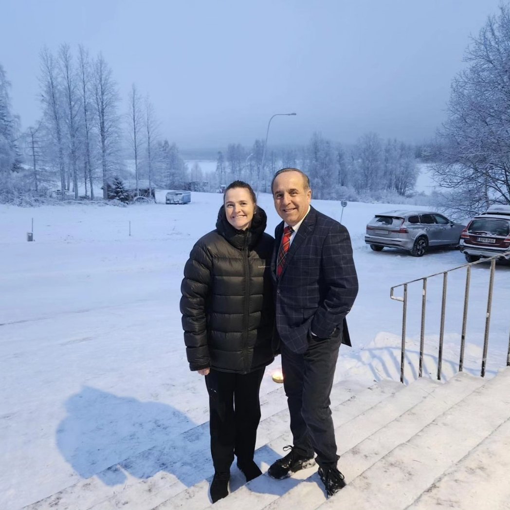 El 1 de diciembre de 2024, el Embajador de Colombia en Suecia, Guillermo Reyes, tuvo el honor de reunirse con la Alcaldesa de Korpilombolo en el marco del Festival de la Noche.