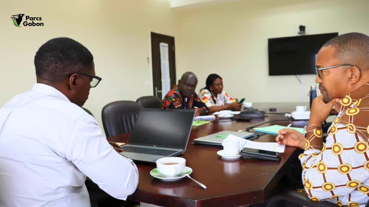 Parcs_Gabon's tweet photo. Réunion de préparation pour la mission de réconciliation au site de #Mwagna avec les consultants du projet #CAFI2. Objectif : renforcer l’adhésion des communautés locales aux efforts de conservation pour 2025. @CAFISecretariat ! 💪🏾🌍 #Conservation #ANPN #Gabon https://t.co/q5B3UJicBl