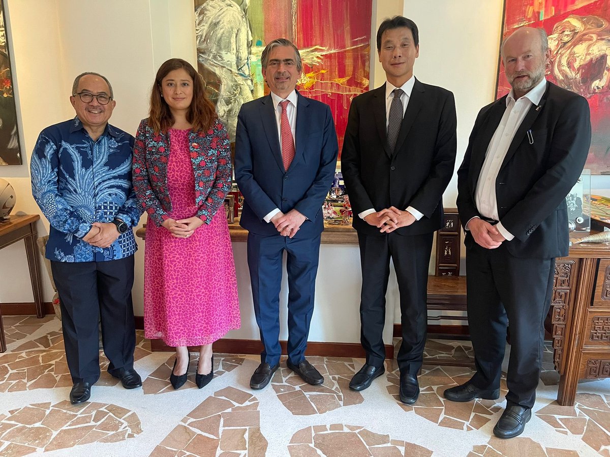 agarcialopezl's tweet photo. Encabecé la reunión de Embajadores de #MIKTA en Singapur. Destacamos los puntos que México definió como coordinador en 2024: Fortalecimiento del multilaralismo; empoderamiento de las mujeres y profundización de la cooperación, temas que ampliará la coordinación de Corea en 2025 https://t.co/D7KsfjsQsH