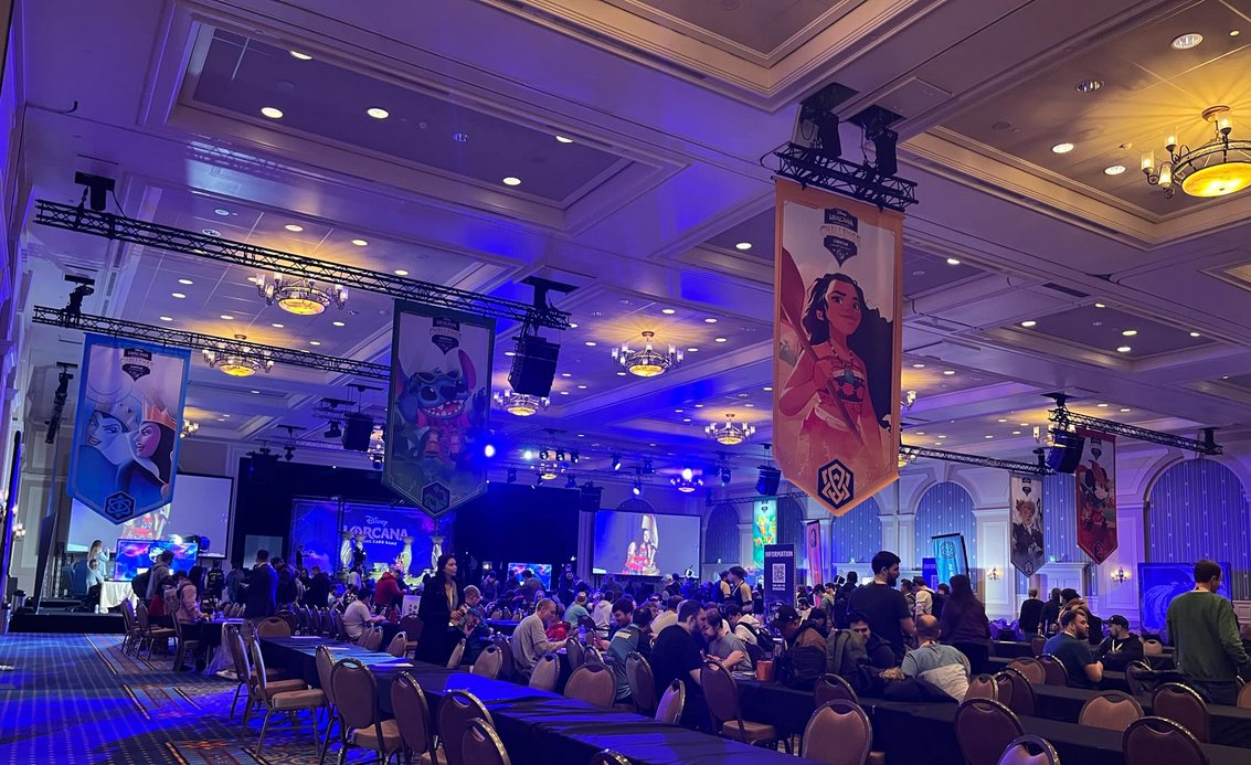 Je finis 43ème au Championnat d'Europe de #Lorcana .

R1🟡⚪️ : 1-1
R2🟢🟣: 2-0
R3 🟢🟣: 1-1 (vs <a href="/Artabax_Lorcana/">RHS_Artabax</a> , the father of GP)
R4🟢🟣: 1-1
R5 🟡⚪️ : 2-0
R6 🟢🟣: 0-2
R7 ⚪️🟣: 0-2

Forcément déçu car il me suffisait d'une victoire dans les deux dernières rondes pour faire